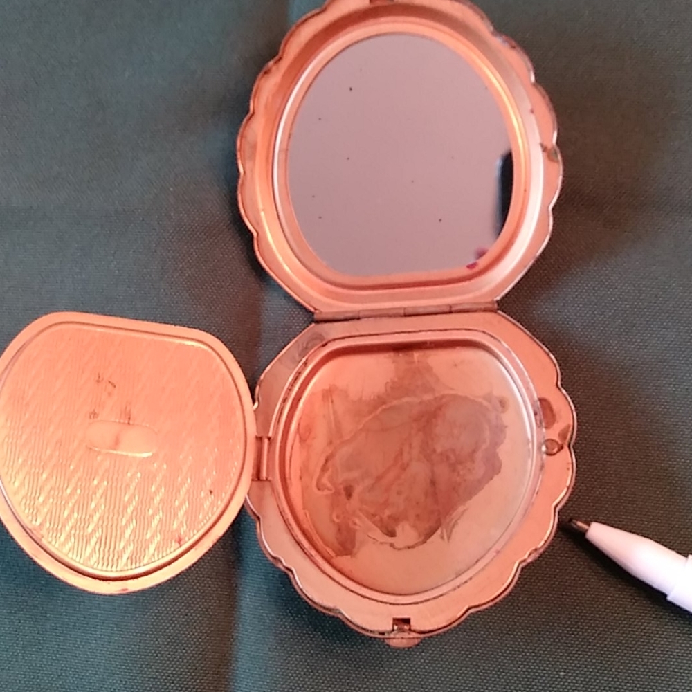 Vintage Powder Compack - Picture 2 of 4